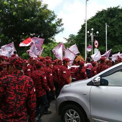 Polisi Halau Massa Pendukung BG yang Berusaha Marangsek ke Istana