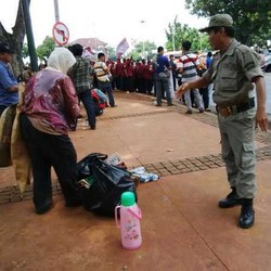 Di Tengah Pendemo di Istana, Ada PKL Lari Terbirit-birit Hindari Satpol PP
