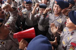 BG Menang, Polisi Teriakkan Yel-yel di Halaman PN Jaksel