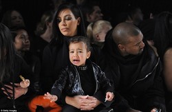 Foto: (Lagi) Putri Kim Kardashian Menangis Keras Saat Nonton Fashion Show