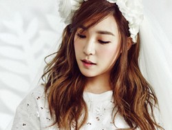 Tiffany SNSD Anggun Dibalut Busana Putih untuk Pemotretan Amal