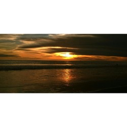 kala awan datang menutupi matahari senja