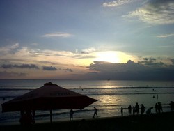 Mengejar Sunset di Pantai Kuta