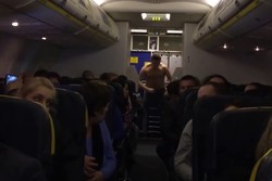 Pria Ini Mabuk, Buka Baju & Pukul-pukul Dinding Pesawat