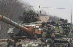 Tur ke Daerah Konflik di Ukraina Naik Tank, Berani?