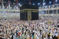 Menyentuh Hajar Aswad di Masjidil Haram, Bagaimana Rasanya?