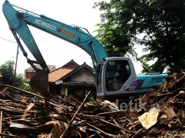 Pembongkaran Rumah di Atas Lahan Tol Becakayu