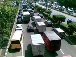 5 Tips Berbagi Jalanan dengan Truk Dan Kontainer