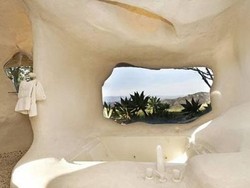 Wow! Kamar Mandi Ini Terbuat dari Batu seperti di The Flinstone