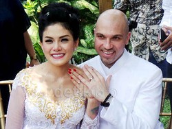 Nikita Mirzani Hitung-hitung Duit di Sidang Vonis Cerai