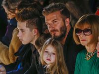 Hot Dad! David Beckham Eksis Bareng Anak-anaknya di Fashion Show Victoria
