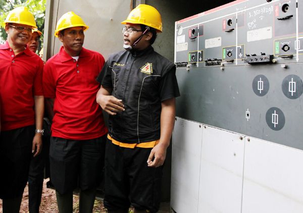 Direktur PLN Tinjau Gardu Distribusi yang Terendam Banjir