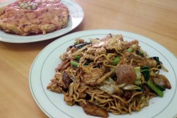 Bakmie Cahaya Ampera 18: Hangat Mantap Mie Goreng Komplet dan Fuyunghai yang Sedap