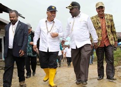 Jerit Hati Bupati Willem Keluarkan Kabupaten Puncak Papua dari Keterisolasian