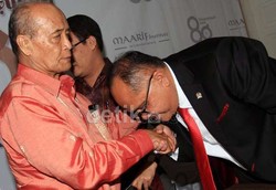 Begini Saat Politisi PDIP Junimart Girsang Minta Maaf Cium Tangan Syafii Maarif