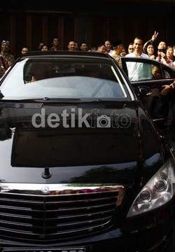 Iring-iringan Mobil Jokowi Masuk ke Istana Kepresidenan Jakarta