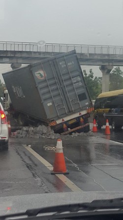 Kontainer Terperosok Lubang Galian di KM 83 Tol Cipularang
