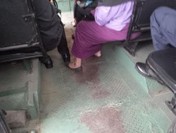 Hati-hati dengan Ibu Tua yang Meminta-minta Uang untuk Makan di Metromini