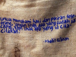 Belasan Karung Goni Dipamerkan di Kios Galeri Pasar Santa