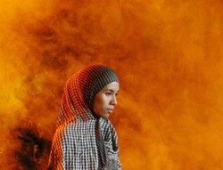 Mengenal Asri Yuniar, Wanita Berhijab yang Jadi Vokalis Band Hardcore