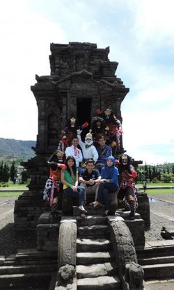 Serunya Foto Bareng Hanoman di Candi Arjuna, Dieng