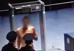 Pria Ini Sampai Bugil Lewati Metal Detector Bandara