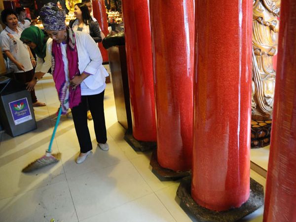 Aksi Perempuan Bangsa Bersih-bersih Vihara
