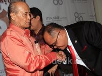 Junimart Girsang Cium Tangan Syafii Maarif