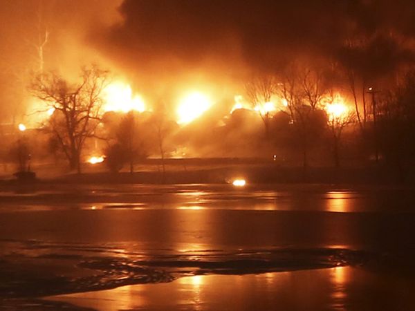 Kereta Tergelincir dan Terbakar di Virginia