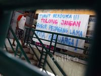 Spanduk Solidaritas untuk PKL Pasar Santa