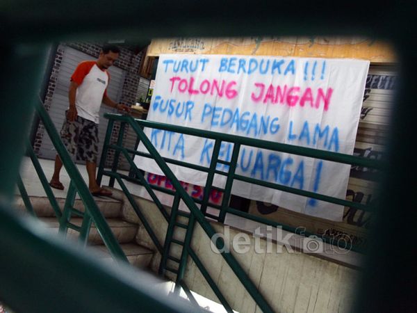Spanduk Solidaritas untuk PKL Pasar Santa