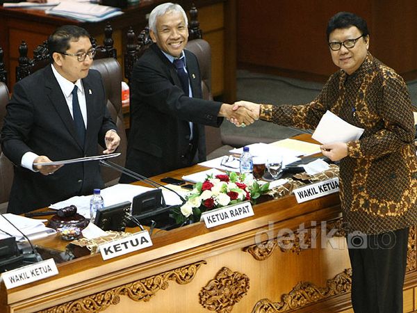 DPR Sahkan Revisi UU Pilkada dan UU Pemda