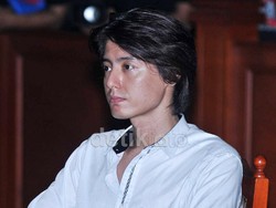 Badan Tampak Lebih Kekar, Roger Danuarta Fitnes di Lido