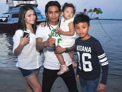 Anak Ultah, Charly Setia Band Rayakan di Atas Speed Boat