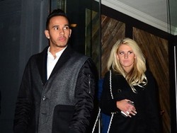 Sepekan Putus dari Nicole, Lewis Hamilton Kepergok Jalan Bareng Cewek Lain