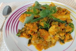 Pedas Hangat Ayam Woku Belanga Khas Manado untuk Santap Siang