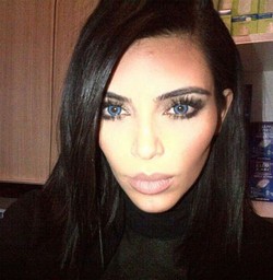 Kim Kardashian Selfie dengan Mata Serigala