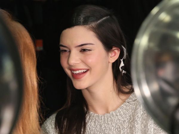 Mengintip Kendall Jenner di Backstage New York Fashion Week
