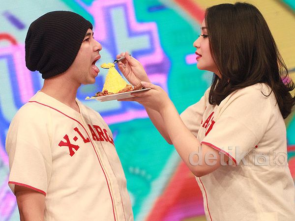 Aww... Ultah Bareng, Raffi dan Nagita Suap-suapan