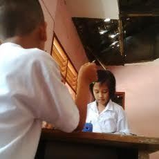 Kasihan, Pelajar SD di Probolinggo Belajar dengan Atap Kelas Berlubang