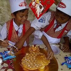 Ratusan Siswa SD Hias Replika Roti Kambing Sambut Imlek