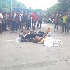 Jatuh Tersenggol Motor, Pria Paruh Baya Tewas Terlindas Truk