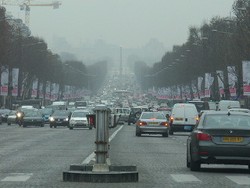 Polusi Tinggi, Paris Haramkan Mobil Tua Masuk Kota