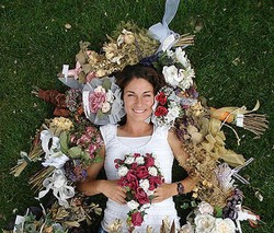 Sudah Tangkap 46 Buket Bunga Pengantin, Wanita Ini Masih Jomblo