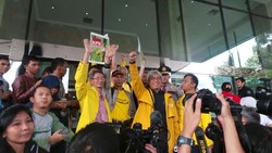 Beri Dukungan, Ratusan Alumni UI Berjaket Kuning Berkumpul di KPK