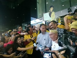 Keluar dari Gedung KPK, BW Cs Disambut Yel-yel Save KPK