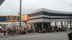 Duh! Penumpang Lion Air ini Mesti Duduk Menunggu di Apron Bandara Cengkareng