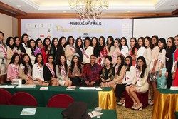 Foto: Menteri Pariwisata Diserbu 38 Wanita Cantik Finalis Puteri Indonesia