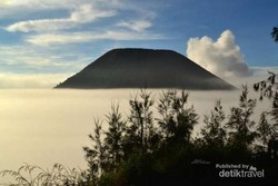 Ketika Gunung Bromo Terlihat Seperti Negeri di Atas Awan