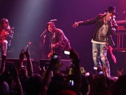 Sering Telat Naik Panggung, Ini Pembelaan Personel Guns N Roses